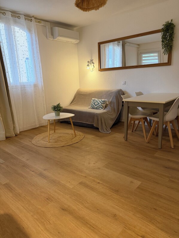 Living area - Vrbo Property (Saint-Raphaël)