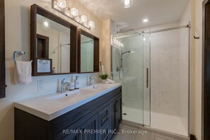 Shower, hair dryer, towels, soap - 4 Season Lakefront cottage at Muskoka.
Amazing for swimming, boating & fishing! (Bracebridge)