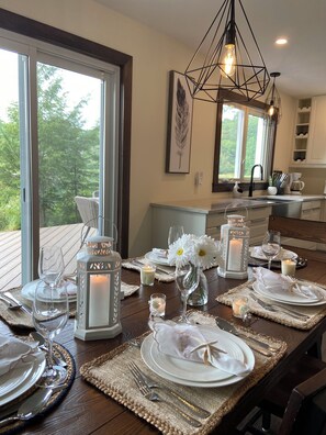 Dining - 4 Season Lakefront cottage at Muskoka.
Amazing for swimming, boating & fishing! (Bracebridge)