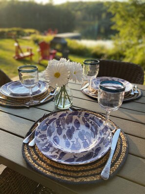 Outdoor dining - 4 Season Lakefront cottage at Muskoka.
Amazing for swimming, boating & fishing! (Bracebridge)