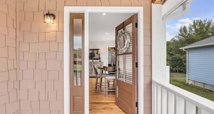 Firefly Hollow — Cottage with King Bed Near MSU