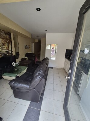 Living area - Beautiful Modern Studio | North York | By Subway close to Downtown (Toronto)