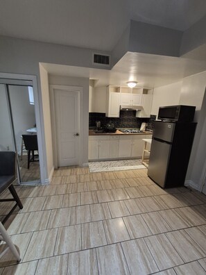 Private kitchen - Beautiful Modern Studio | North York | By Subway close to Downtown (Toronto)