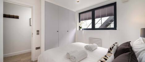 Iron/ironing board, travel crib, WiFi, bed sheets