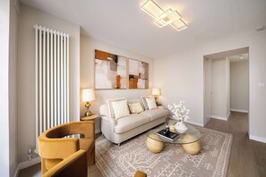 A modern living room with a sofa, coffee table, and lamps. - 10 Mins Walk to Bond Street, Marylebone Retreat (London)