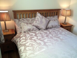 Tabla de planchar con plancha, wifi, ropa de cama