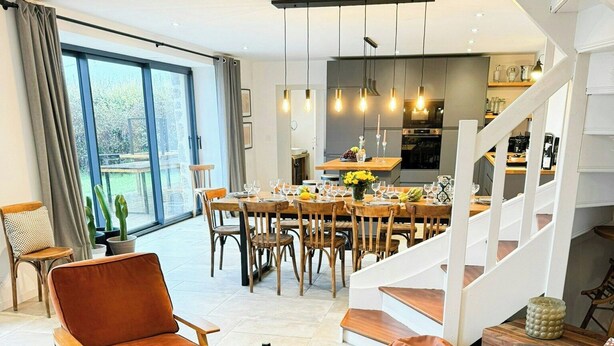 Un salon moderne avec un canapé, une table basse et un coin repas.