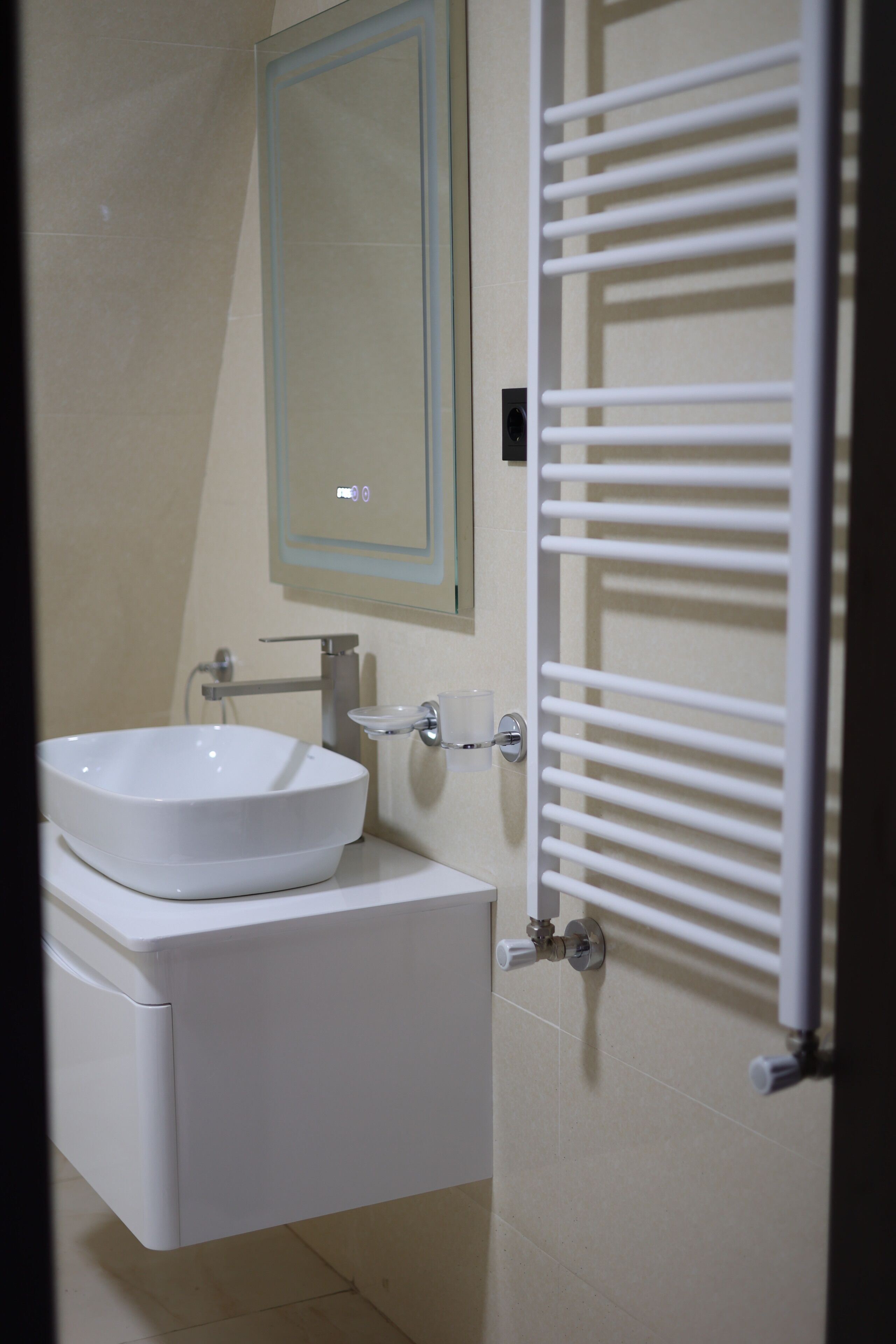 Sèche-cheveux, serviettes fournies, savon, papier toilette