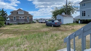 Un quartier résidentiel avec des maisons, une pelouse et des voitures garées.