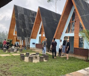 Villa, Mountain View | Property grounds - Cozzy Artana Cabin (Pangalengan)