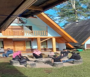 Terrace/patio - Cozzy Artana Cabin (Pangalengan)