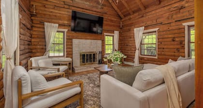 Private Log Cabin Escape- 4.5 Acres - Private Pond!