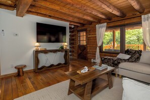Smart TV, lareira, pebolim, livros