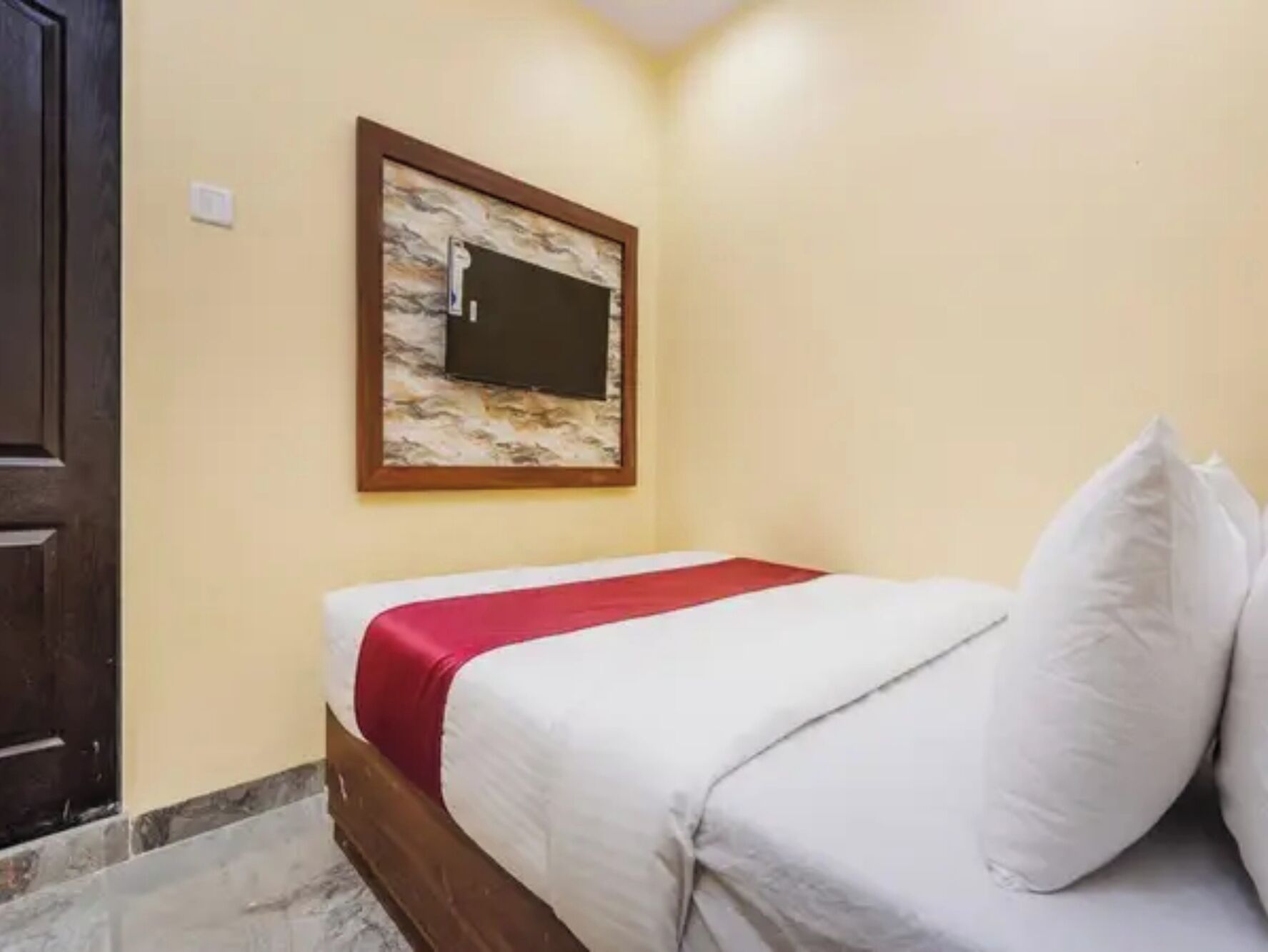 Egyptian cotton sheets, premium bedding, in-room safe, desk