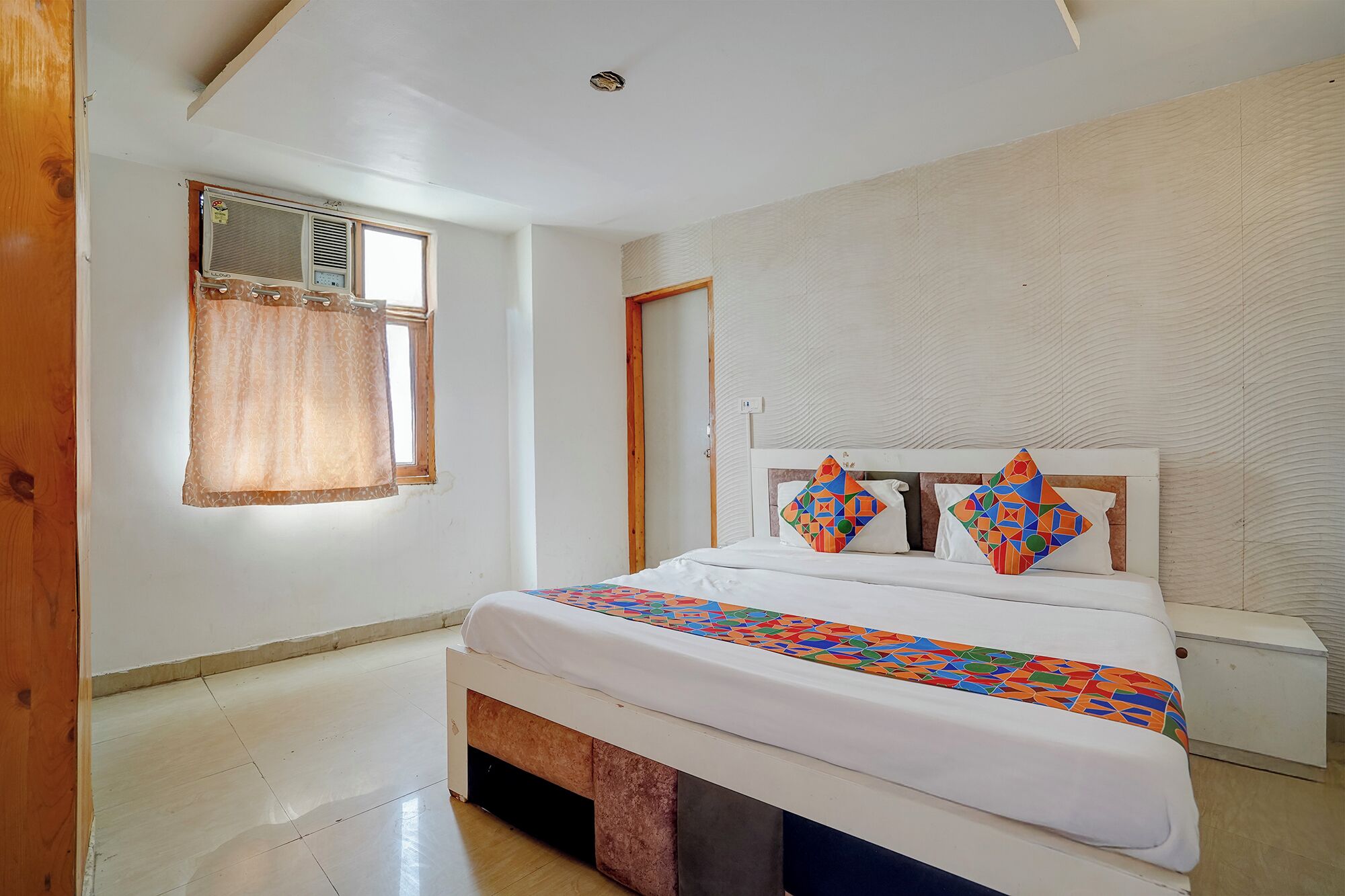 Quarto com cama, janela com cortina e parede com textura.
