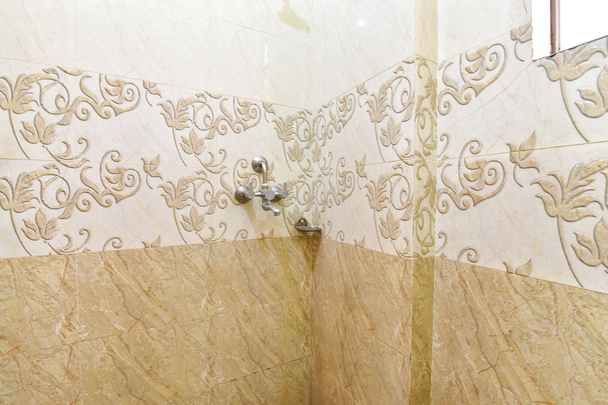Douche, douche à « effet pluie », articles de toilette gratuits