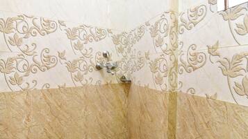 Douche, douche à « effet pluie », articles de toilette gratuits