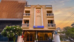 Un hotel con un cartel que dice 'AURA AZURE' y 'fabHOTELS' en la fachada.