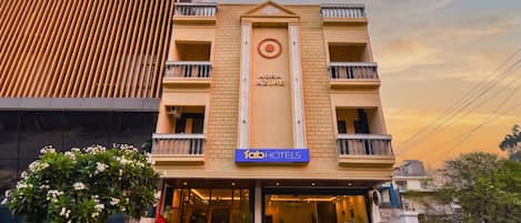 Un hotel con un cartel que dice 'AURA AZURE' y 'fabHOTELS' en la fachada.