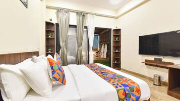 Suite | Egyptian cotton sheets, premium bedding, in-room safe, desk