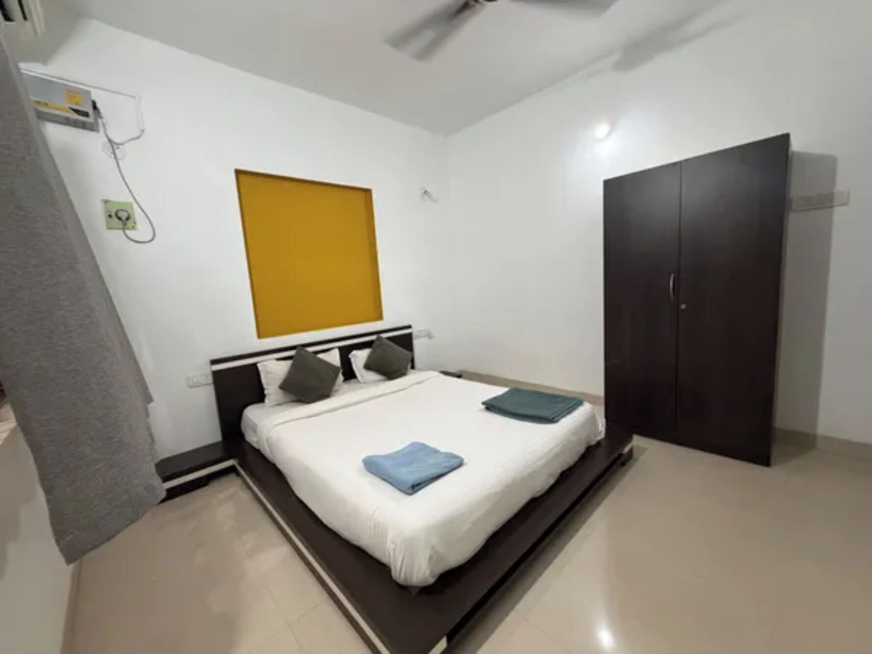Egyptian cotton sheets, premium bedding, in-room safe, desk