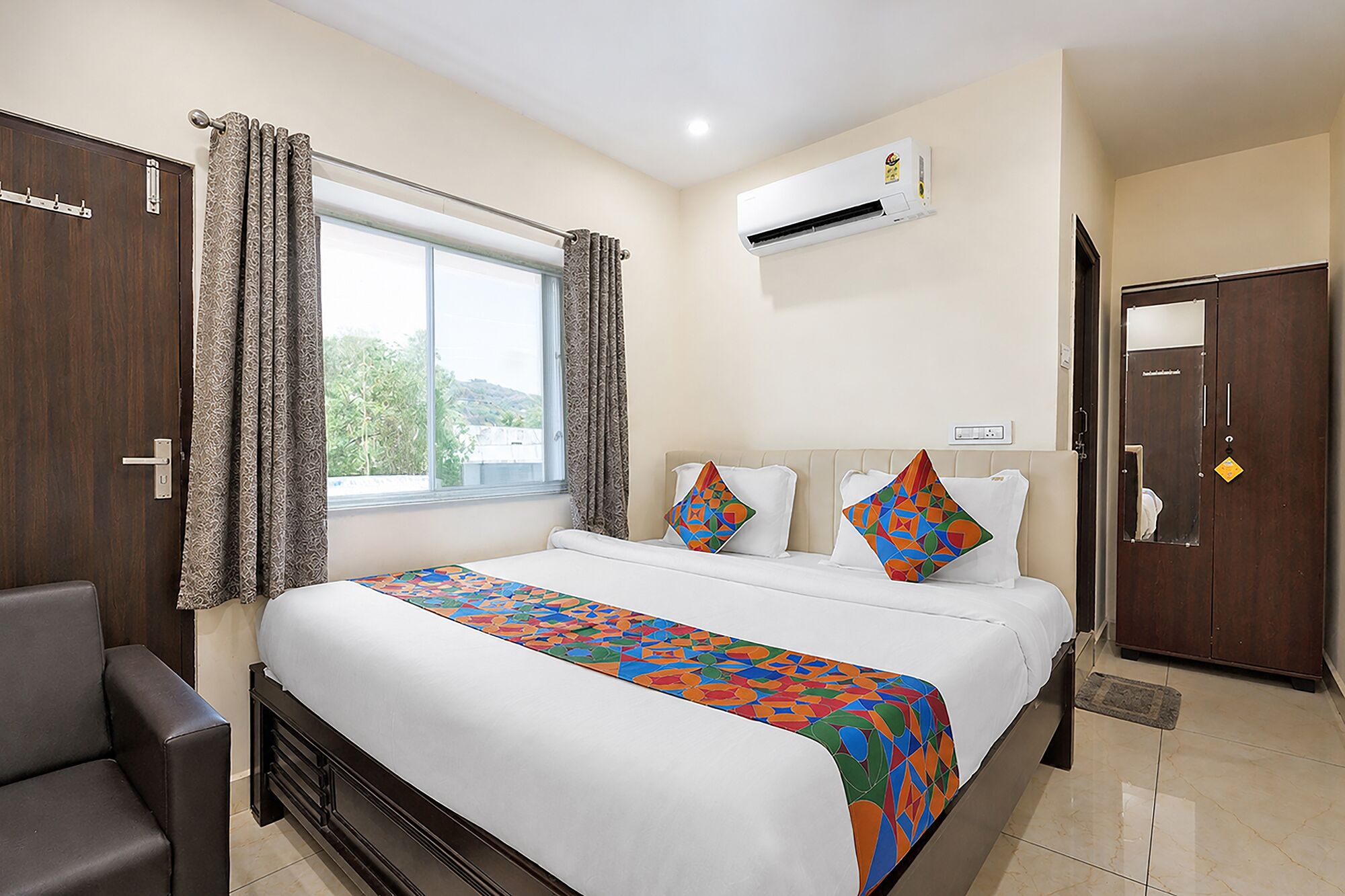 Egyptian cotton sheets, premium bedding, in-room safe, desk