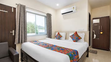 Egyptian cotton sheets, premium bedding, in-room safe, desk