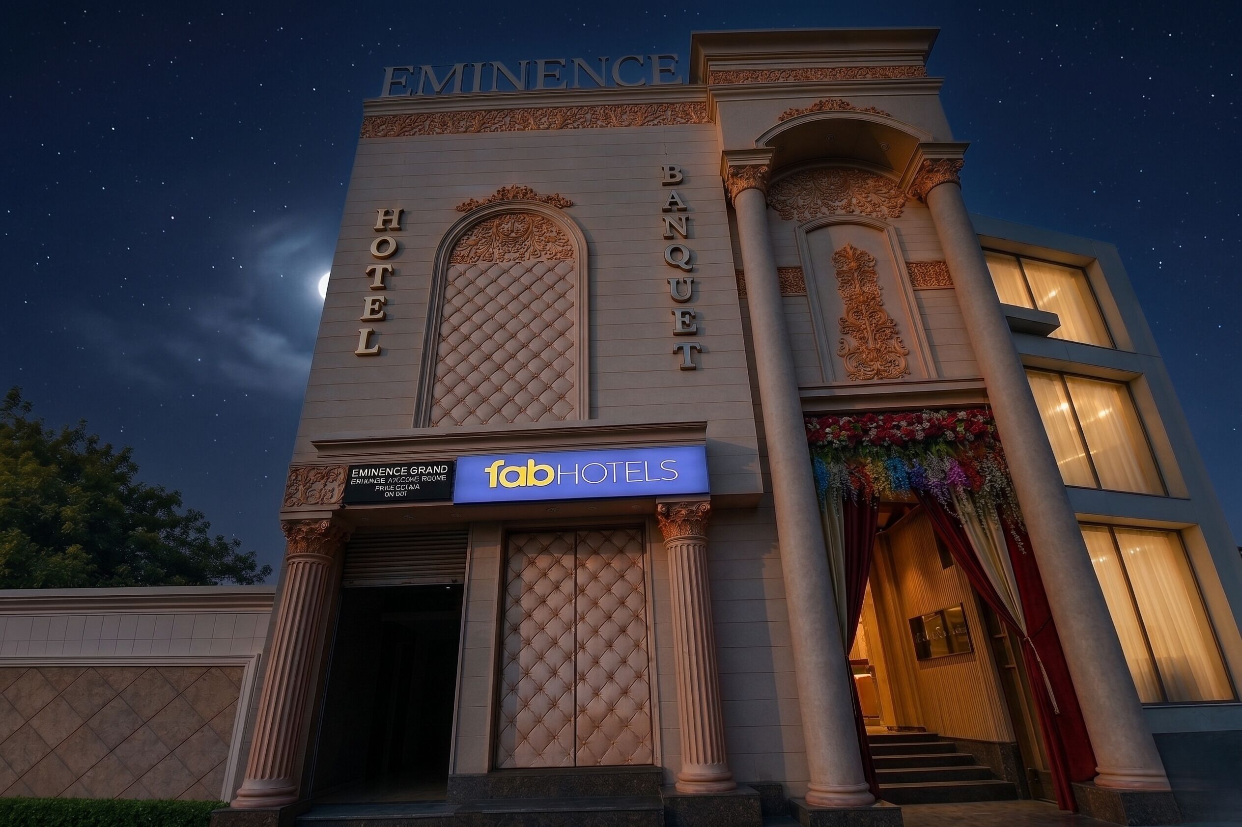 Un hôtel reconnaissable à son grand panneau « Eminence Hotel », à un panneau « Fab Hotels » et à un balcon agrémenté de fleurs décoratives.