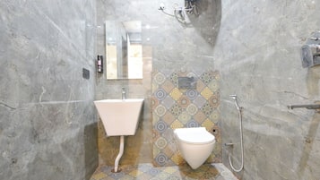 Shower, rainfall showerhead, free toiletries, towels
