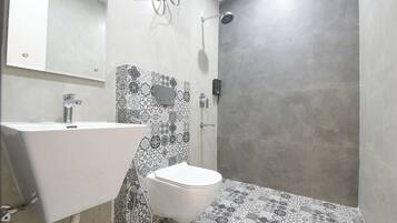 Shower, rainfall showerhead, free toiletries, towels