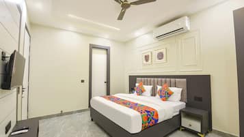 Egyptian cotton sheets, premium bedding, in-room safe, desk