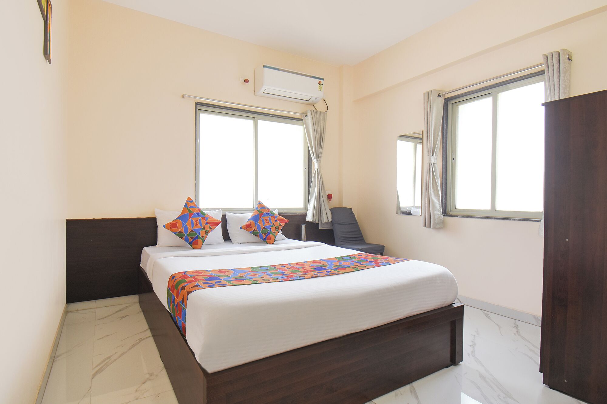 Egyptian cotton sheets, premium bedding, in-room safe, desk