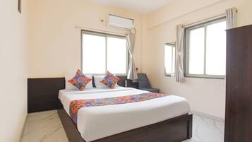 Egyptian cotton sheets, premium bedding, in-room safe, desk