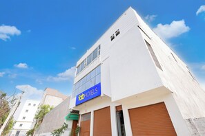 Un edificio con un letrero que dice 'fab hotels' y un amplio ventanal.
