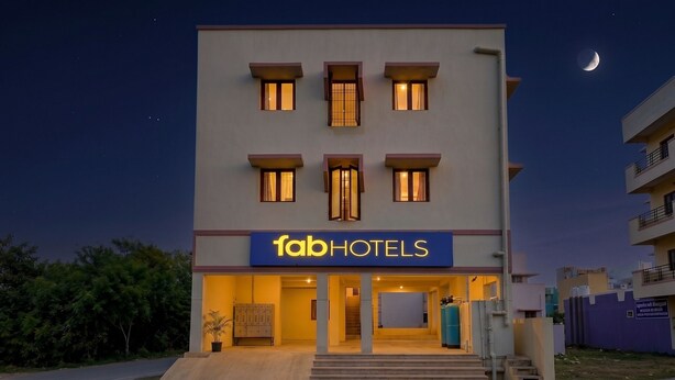 Rakennuksessa on kyltti, jossa lukee »fabHOTELS», ja portaikko johtaa sisäänkäyntiin.