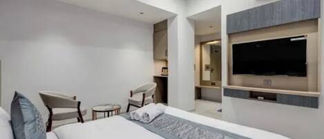 Egyptian cotton sheets, premium bedding, in-room safe, desk