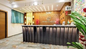 Un comptoir d’accueil d’hôtel au design moderne, avec une horloge et un drapeau.