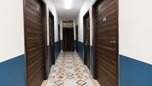 Corredor com portas numeradas 202, 203 e 204, dando acesso aos quartos.