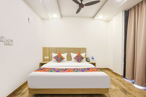 Suite | Egyptian cotton sheets, premium bedding, in-room safe, desk - Fabhotel Moonlight (New Delhi)