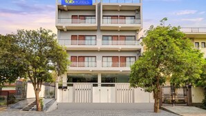 Un edificio de varios pisos con un letrero que dice 'fab HOTELS' en la parte superior.