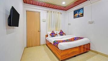 Deluxe Room | Egyptian cotton sheets, premium bedding, in-room safe, desk