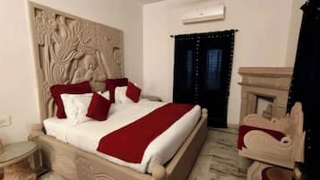 Premium Room | Egyptian cotton sheets, premium bedding, in-room safe, desk