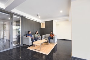 Lobby sitting area - Fabhotel Prime Hush & Suites (Gurugram)