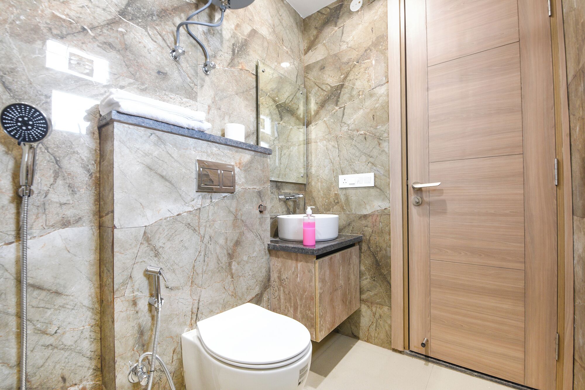 Shower, rainfall showerhead, free toiletries, towels