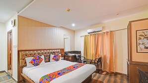 Ein Hotelzimmer mit Bett, Schreibtisch und einer Dusche.