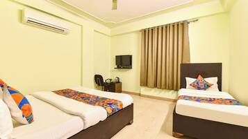 Egyptian cotton sheets, premium bedding, in-room safe, desk