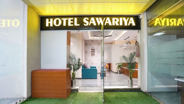 Entrada de l'Hotel Sawariya, amb una taulell de recepció, un sofà blau i una porta de vidre que dona a l'interior.