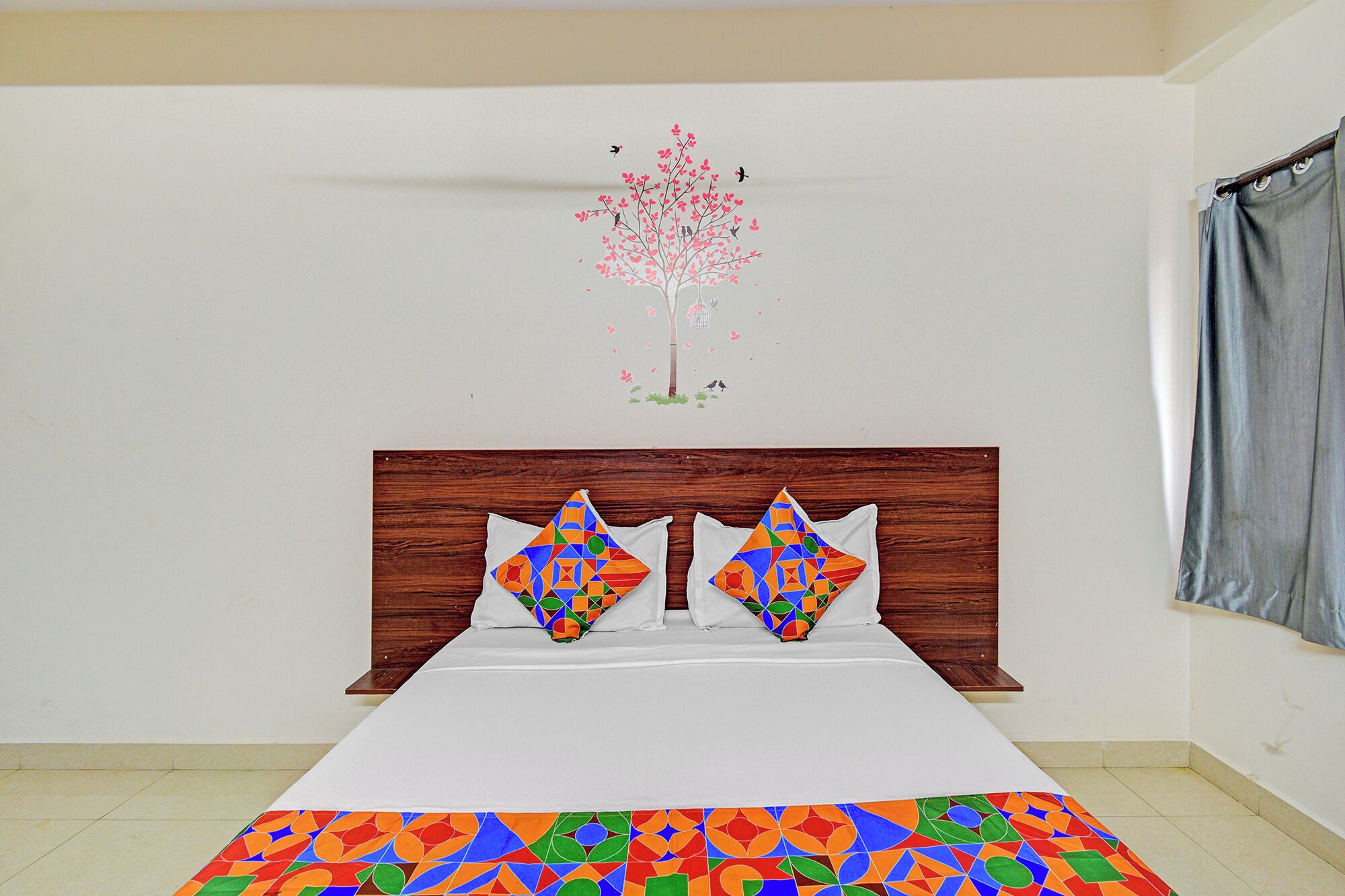 Egyptian cotton sheets, premium bedding, in-room safe, desk