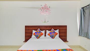 Egyptian cotton sheets, premium bedding, in-room safe, desk