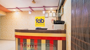Una mesa de recepción de hotel con un letrero que dice 'fab hotels' y 'HOTEL SKYLAND'.